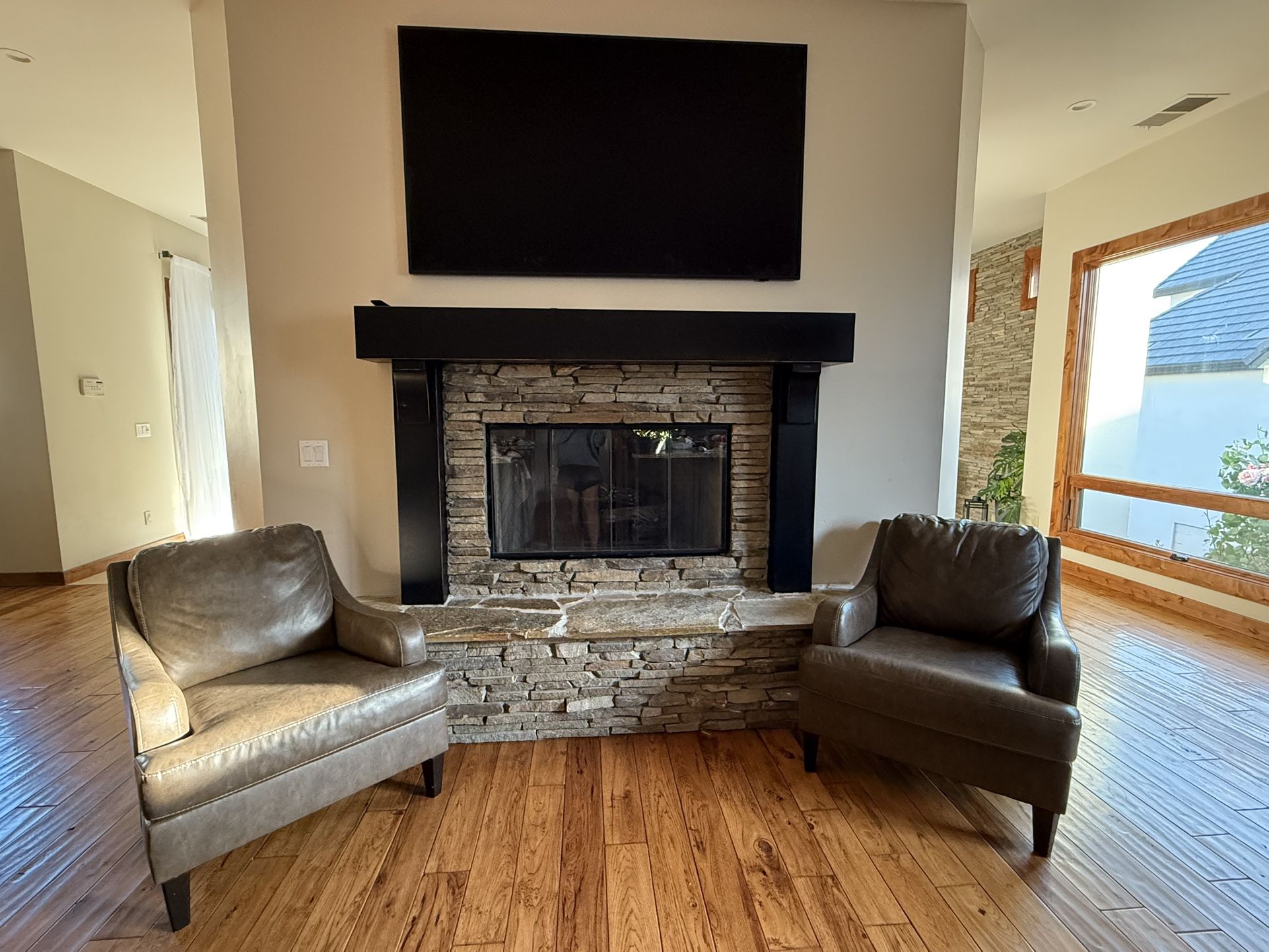 Pair of Leather Armchairs – Super Comfortable!
