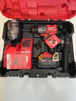 Milwaukee M18 fuel 4-gen Hammer drill driver with 2 Batteries and charger