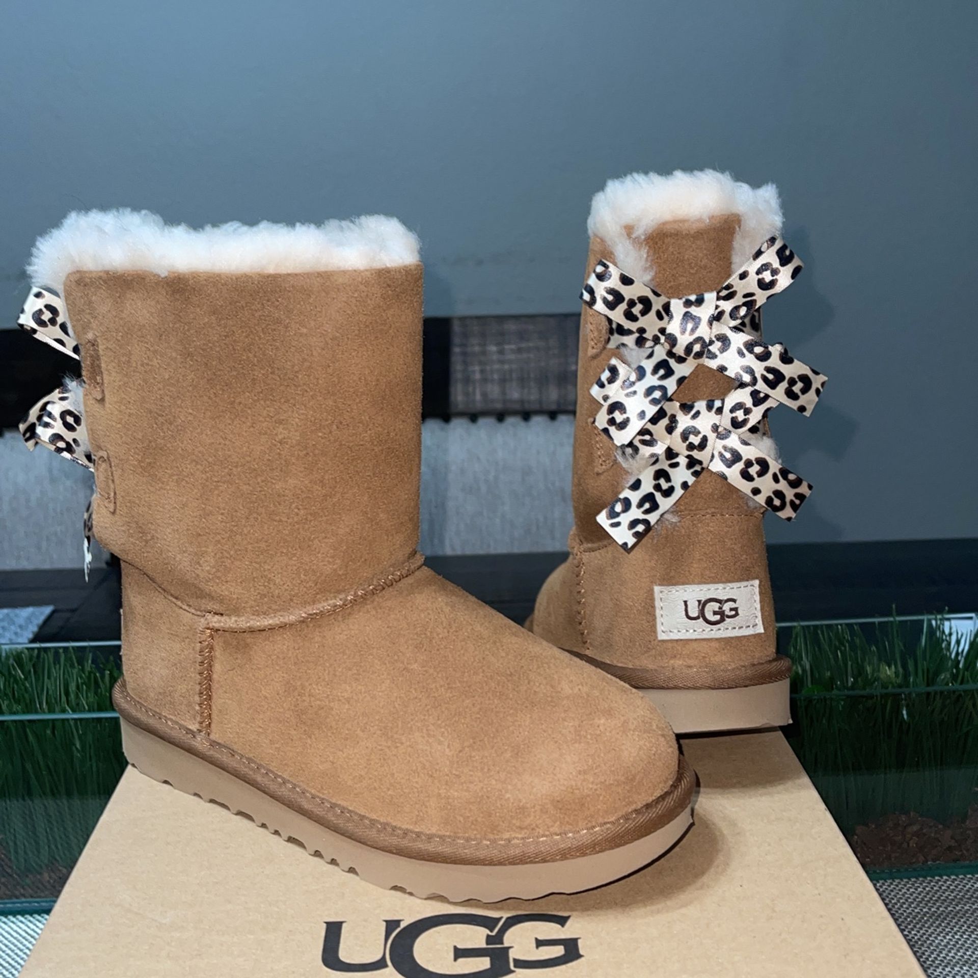 UGG Bailey Bow Size 2kid Size Will Fit Woman 4