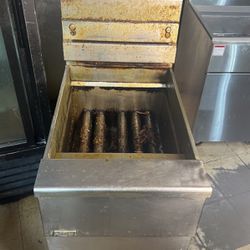 75lb Deep Fryer. Works Great, Just Needs Cleaning   PICK UP ONLY!!
