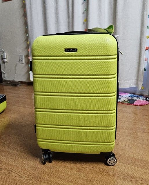 NEW Rockland 28", 24" Luggage .