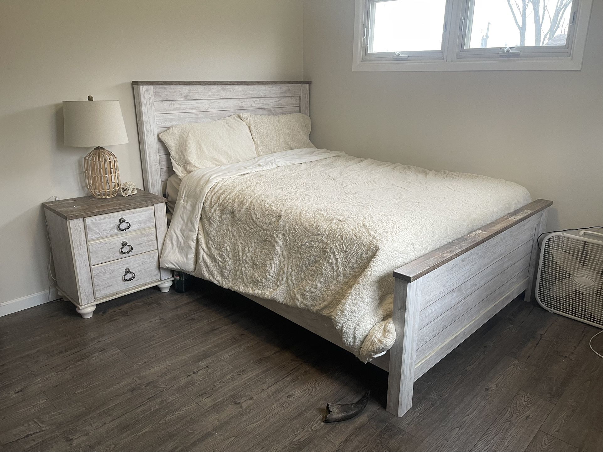 White Rustic Queen Bed Set