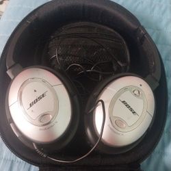 Bose headphones  Quiet Comfort  15 Great Condition 