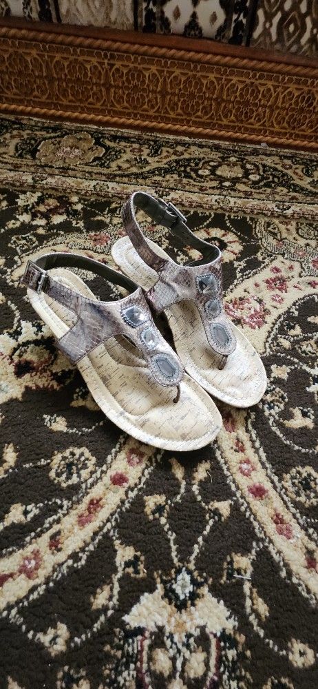 Cute Ladies Sandals Size 8