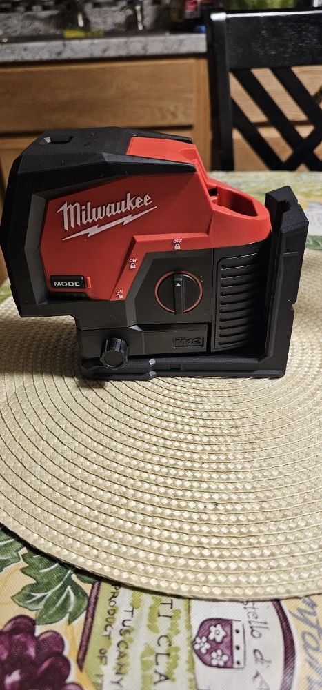 MILWAUKEE M12V-12-VOLT LITHIUM ION CORDLESS GREEN 125FT CROSS LINE AND PLUMB POINTS LASER LEVEL TOOL ONLY BRAND NEW