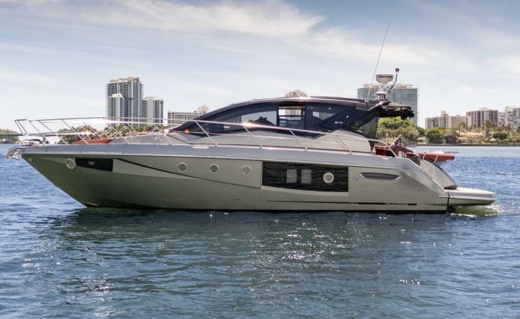 Cranchi M44HT ( 2023) powered by 2 x 330’hp Volvo IPS, full optional