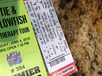 Hootie and Blowfish tots. Plus parking pass 2 tickets for tonight coral sky Amphitheatre