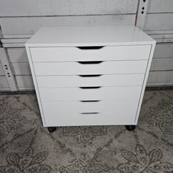 Alex 6-Drawers unit on casters, Good Conditions 👍, Measurement: W 26" × D 19" × H 26"