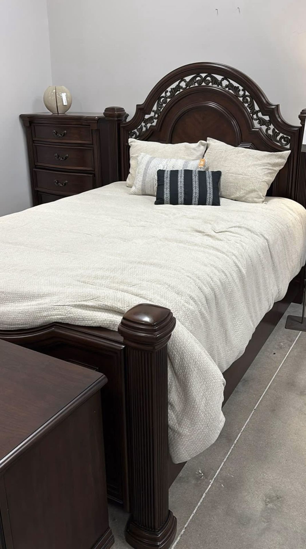🔥 Ashley Solid Wood Bedroom Set 🔥