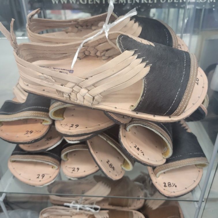 Nike air Huaraches X Louis Vuitton X Supreme for Sale in Glendale, AZ -  OfferUp