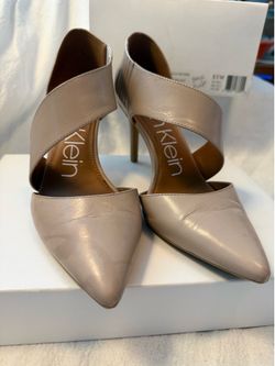 Calvin Klein beige cream Pumps