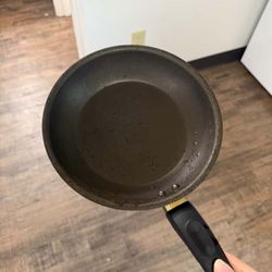 Kitchenware (pan, pot, plates, bowls)