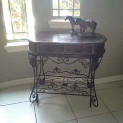 Metal Westren entrance table with two picture frame