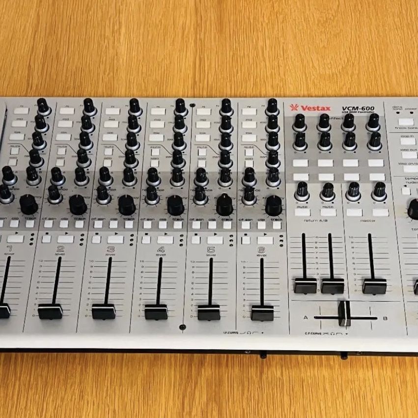 Vestax VCM-600 midiコントローラー　ableton 未使用品 Amazon | Vestax MIDIコントローラー VCM-600 BLACK ブラック 黒
