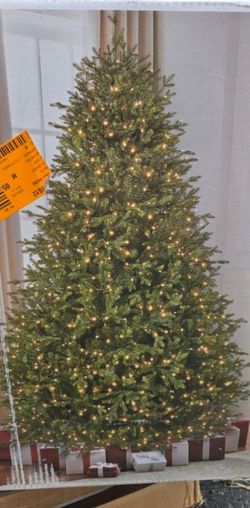 7.5  Pre-lit Christmas Tree 