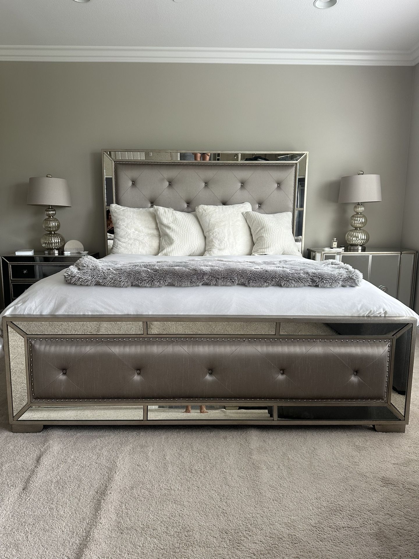 10pc Bedroom Set Bed (Bed, Dresser. 2x Nightstands, 3x Lamps, Couch, Mirror, C-Table)