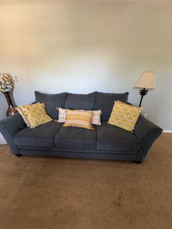 🛋️ American Signature Charcoal Gray Sofa – Excellent Condition – $450 OBO