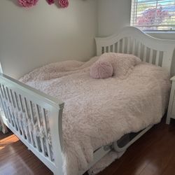 Bedroom Bed Frame & Mattress (Full)