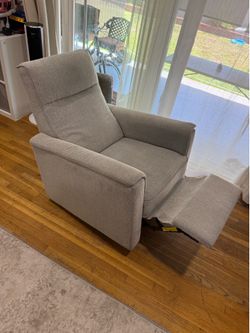 Nursery swivel recliner