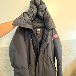 ALMOST NEW Canada Goose Coat XL