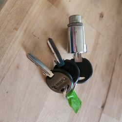 Chateau cylinder self storage lock with 3 keys