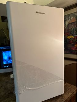 Hisense 4.4-cu ft Mini Fridge ( Silver ) ENERGY STAR Basically New