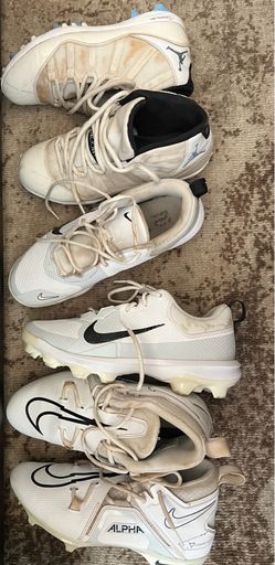 Football cleats middle 9.5 other 8.5