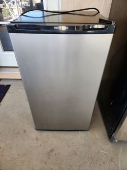 Mini fridge (frigidaire)