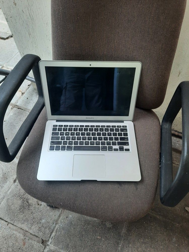 sale for Parts 13" MacBook Air i5 Processor 128gb SSD 4gb RAM year 2015 ( not Turn On)
