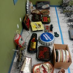 FOR SALE VINTAGE NEON LIGHTS AND BAR LIGHTS POOL. LIGHT 