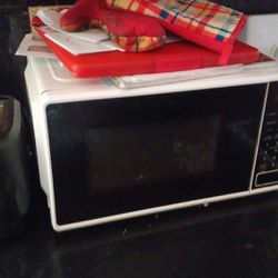 0.7 Cu Ft 700w Microwave Oven 