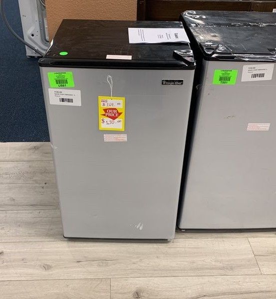 MAGIC CHEF MINI REFRIGERATOR