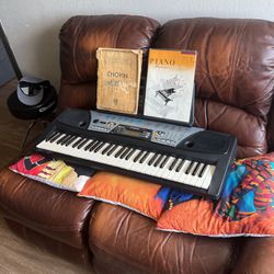 Piano Y Libros De Musica De Piano $60