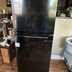 Magic Chef HMDR1000BE Top Freezer Refrigerator in Black 10.1 Cu. ft.