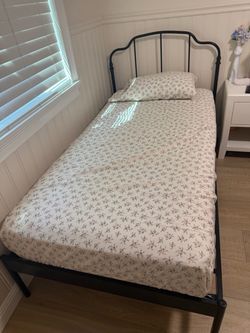 Twin size bed