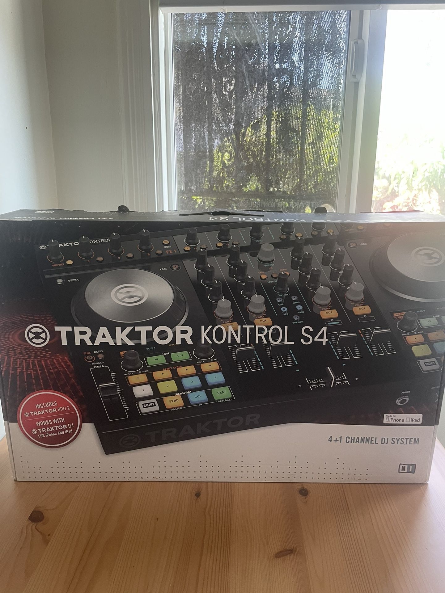 NATIVE INSTRUMENTS TRAKTOR KONTROL S4 - Kit DJ et accessoires