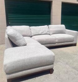 Living Spaces Sectional Couch 🛻Delivery Available🛻