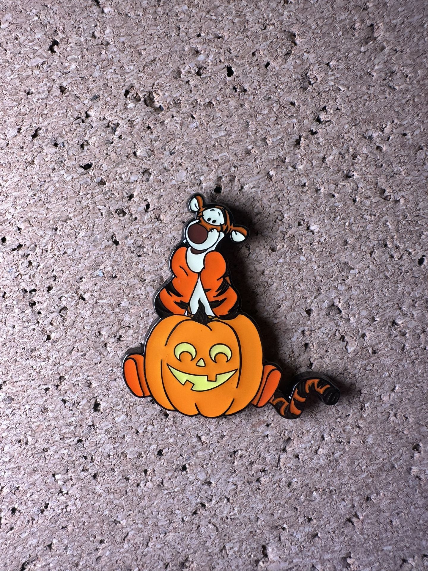 Disney pin Loungefly Tigger Winnie Pooh Autumn Fall Pumpkin mystery Halloween