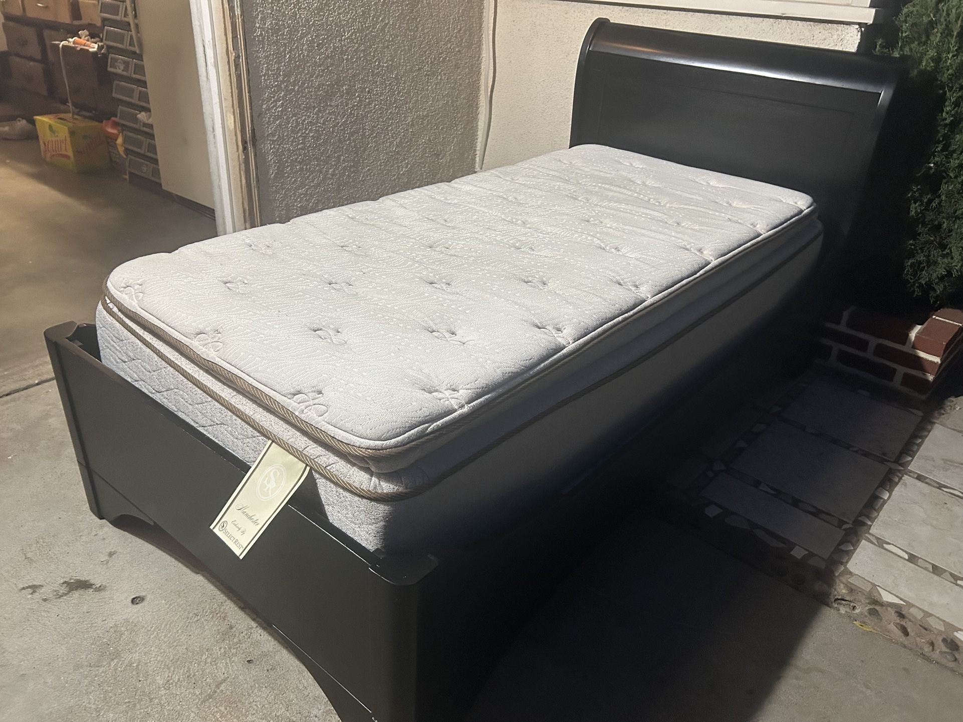 CAMA TWIN SZ DE MADERA NEGRA CON BOX DELGADITO Y COLCHÓN TOP PILLOW USADA BUENA CONDICIÓN