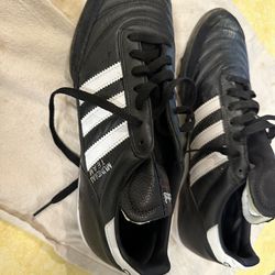 Nearly New Adidas Mundial Team Soccer Shoes