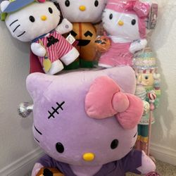 BUNDLE OF HALLOWEEN HELLO KITTY STEPPERS & GREETERS