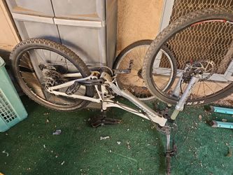 Giant full suspension moutan bike good tires, needs a rear connector
