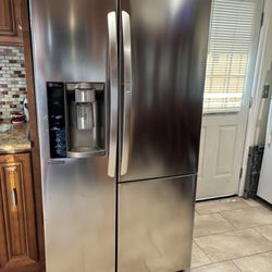 LG Fridge  For Parts Or Can be Fix