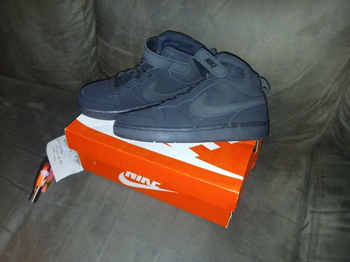 New Nike High Tops Wit Box Unused.