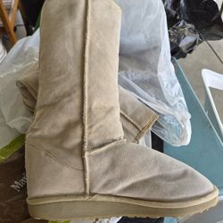 EMU BOOTS. FITS 10.5-11
