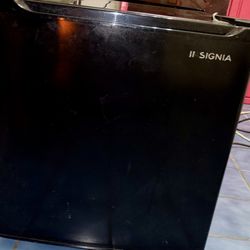 Mini fridge 3 Months Old 