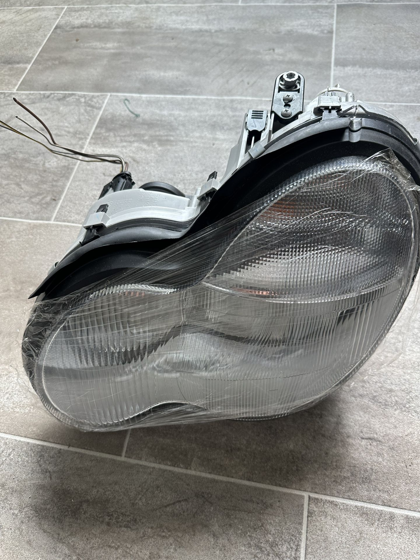 Right Headlight Assembly - 2001-2004 Mercedes C320 Driver Side W/ BULBS