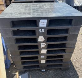 Flat surface plastic pallets 48x40 heavy duty