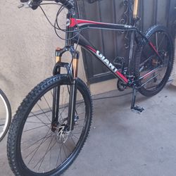 Nice Bike Giant REVEL 1 DISC BRAKES FRAME SIZE LARGER TIRES SIZE 26