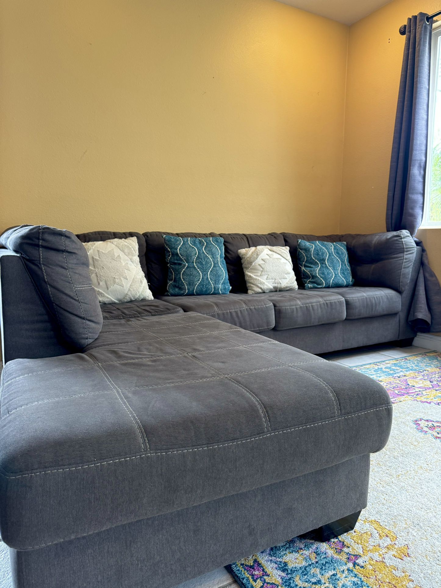Modern Sectional Sofa: Cozy Comfort - Gently Used